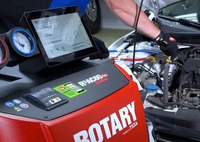 Rotary® R3AC80 | Automatic Dual-Gas AC Recovery Machine Inside view of the Rotary R3AC80 Automatic Car AC Recovery Machine with dual tanks and circuits.