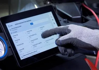Rotary® R3AC80 | Automatic Dual-Gas AC Recovery Machine Industrial touchscreen interface of the Rotary R3AC80 Automatic Car AC Recovery Machine compatible with leather or nitrile gloves.